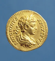 Aureus (Vorderseite) mit Kopf von Caracalla (196-217), gepanzert, mit Lorbeerkranz. Geprägt unter Septimius Severus (193-211). Inschrift: ANTONINVS AVGUSTVS